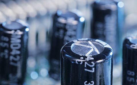 哪些材料會影響超級電容器的性能？